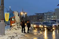 В Курске ночью 52 единицы техники боролись со снегом