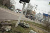 В Курчатове водитель на черном седане сбил светофор и скрылся с места ДТП