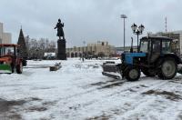 В Курске продолжают убирать снег и мусор во дворах