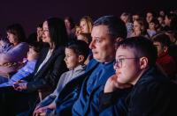 Губернатор Хинштейн вместе с сыновьями и супругой побывал на представлении в театре кукол