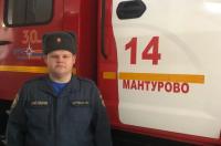 В Курской области пожарный спас жизнь девушке, пострадавшей в ДТП.