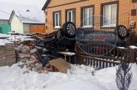 В Курской области автомобиль едва не въехал в частный дом