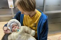 В Курске Красный Крест выдает малоимущем детские зимние комбинезоны