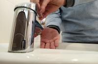 В Курске на улице Дзержинского произошла утечка на сети холодного водоснабжения