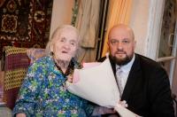 Мэр Евгений Маслов поздравил со 100-летним юбилеем курянку