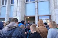 Губернатор Хинштейн остался доволен тем, как организовали продажу билетов на спектакли