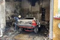 В Курске сгорели автомобиль и оборудование в гараже