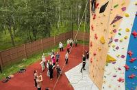 В Железногорске детей зовут на бесплатные занятия по скалолазанию