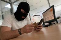 Мошенники обманули понадеявшуюся на приз курянку