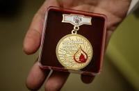 В Курске наградили Почетных доноров России