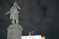 Для ремонта подсветки у памятника Пушкину нужно поднимать плитку на Театральной площади в Курске