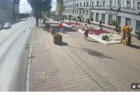 Странная женщина уничтожила цветы и разорвала книгу в центре Курска