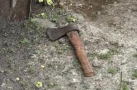 В Курской области мужчина пытался убить топором соседку, но она смогла убежать