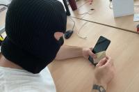 Мошенники заставили девушку бомжевать и забрать у пенсионерки из Рыльска 1,5 млн рублей